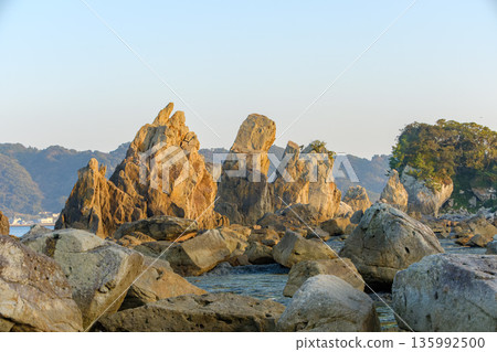 和歌山縣串本町的橋姬岩，是一處風景名勝，其奇特的岩石地形令人嘆為觀止。 135992500