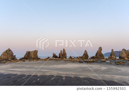 黃昏時分，靜謐的橋貴岩群盡收眼底。 135992501