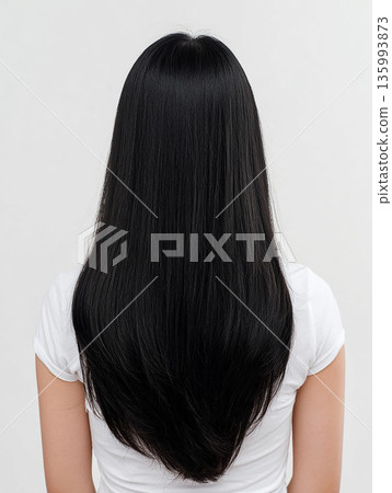 一位留著長髮的日本女性的背影(美容院/剪髮模特兒風格) 一位留著長髮的日本女性的背影(美容院/剪髮模特兒風格) 135993873