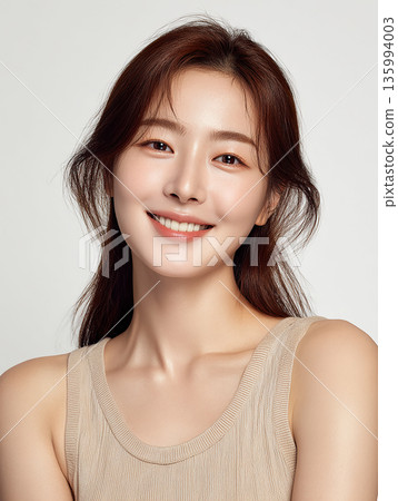 一位女士微笑著露出潔白的牙齒（牙齒護理和美容） 135994003