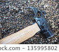 戶外露營錘和碎石地面的特寫鏡頭 戶外露營錘和碎石地面的特寫鏡頭 135995802