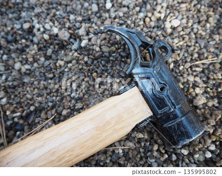 戶外露營錘和碎石地面的特寫鏡頭 135995802