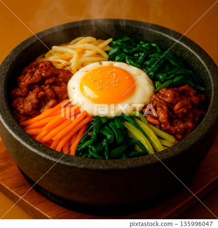 熱氣騰騰的拌飯冒出的熱氣會讓人食慾大增。 135996047