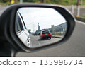 牛久大佛的倒影映在汽車的側視鏡裡 135996734