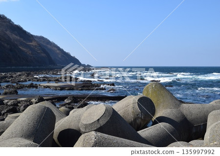 Rough waves of the Sea of Japan and wave-dissipating blocks 135997992
