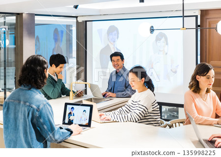 Businessmen and women having a meeting in the office 135998225