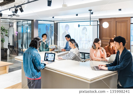 Businessmen and women having a meeting in the office 135998241