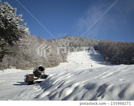 Sugadaira Kogen Ski Resort: Ice-covered trees, lifts and blue skies Sugadaira Kogen Ski Resort: Ice-covered trees, lifts and blue skies 135998271
