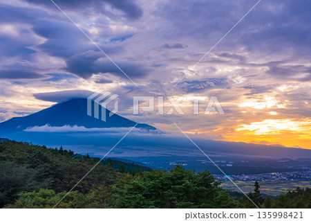 (山梨縣)夕陽西下,雲朵在富士山的襯托下翩翩起舞。 (山梨縣)夕陽西下,雲朵在富士山的襯托下翩翩起舞。 135998421