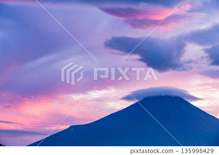 (山梨縣)夕陽西下,雲朵在富士山的襯托下翩翩起舞。 (山梨縣)夕陽西下,雲朵在富士山的襯托下翩翩起舞。 135998429