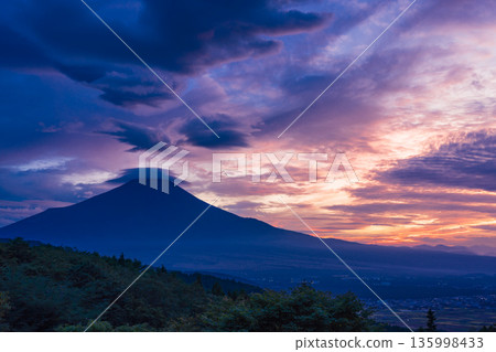 (山梨縣)夕陽西下,雲朵在富士山的襯托下翩翩起舞。 (山梨縣)夕陽西下,雲朵在富士山的襯托下翩翩起舞。 135998433