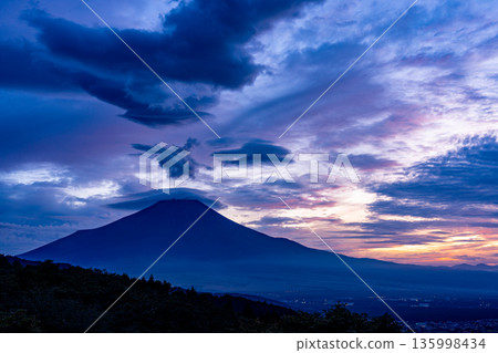 （山梨縣）夕陽西下，雲朵在富士山的襯托下翩翩起舞。 135998434