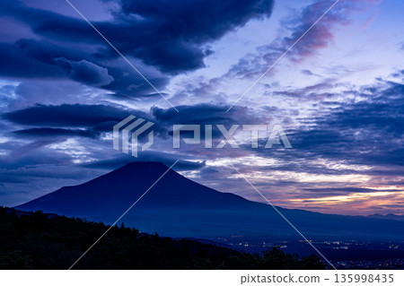 (Yamanashi Prefecture) Clouds dancing in the setting sun and Mount Fuji (Yamanashi Prefecture) Clouds dancing in the setting sun and Mount Fuji 135998435