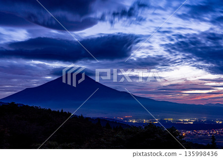 （山梨縣）夕陽西下，雲朵在富士山的襯托下翩翩起舞。 135998436