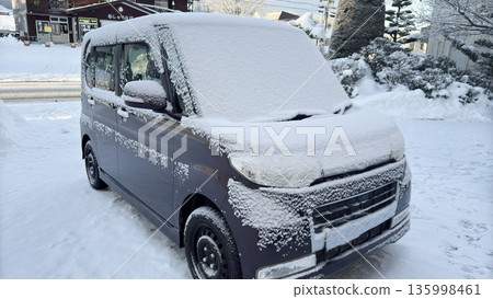 汽車門把手上積滿了雪——雪鄉景色 汽車門把手上積滿了雪——雪鄉景色 135998461