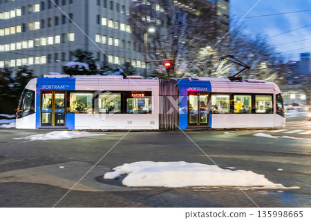 富山市內運行的電車 富山市內運行的電車 135998665