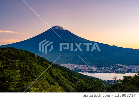 (Yamanashi Prefecture) Mt. Fuji seen from Misaka Road in autumn at dusk 135998717