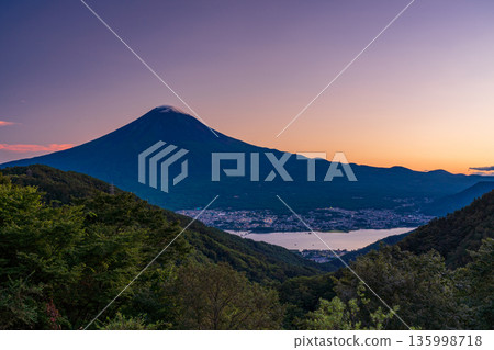 (Yamanashi Prefecture) Mt. Fuji seen from Misaka Road in autumn at dusk 135998718