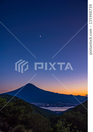 (山梨縣)秋季從禦坂路看到的富士山和新月 (山梨縣)秋季從禦坂路看到的富士山和新月 135998739