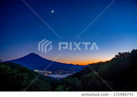 (山梨縣)秋季從禦坂路看到的富士山和新月 (山梨縣)秋季從禦坂路看到的富士山和新月 135998741