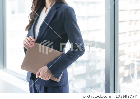 一位手持電腦的女商人 135998757