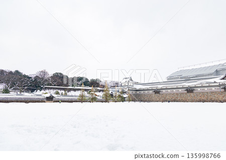 金澤城公園被白雪覆蓋 135998766