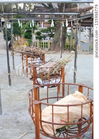 神社內設置的用於焚燒祭品的火壇 神社內設置的用於焚燒祭品的火壇 135998779