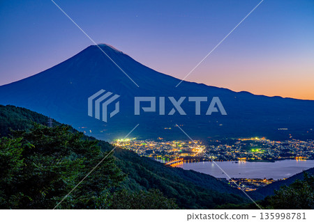 (山梨縣)秋季從禦坂路眺望燈火輝煌的小鎮和富士山 (山梨縣)秋季從禦坂路眺望燈火輝煌的小鎮和富士山 135998781