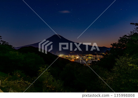 (Yamanashi Prefecture) View of city lights and Mt. Fuji from Misaka Road under the starry sky 135998808