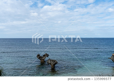 漂浮在海中的心形岩石 135999377