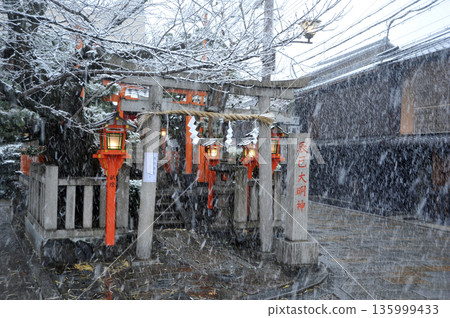 Snow-covered Tatsumi Daimyojin Shrine in Gion, Kyoto Snow-covered Tatsumi Daimyojin Shrine in Gion, Kyoto 135999433