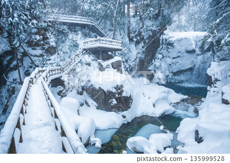 Yumori Valley (winter): Ryujin Falls Yumori Valley (winter): Ryujin Falls 135999528