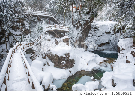 Yumori Valley (winter): Ryujin Falls Yumori Valley (winter): Ryujin Falls 135999531