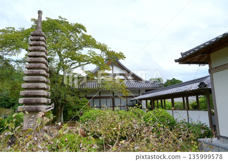 【奈良縣】世尊寺正殿及石塔 135999578