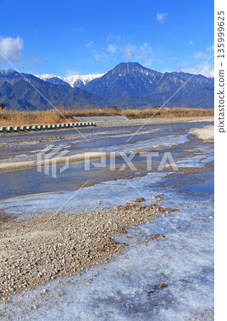 冬日的安曇野：冰封的穗高川和北阿爾卑斯山脈 135999625