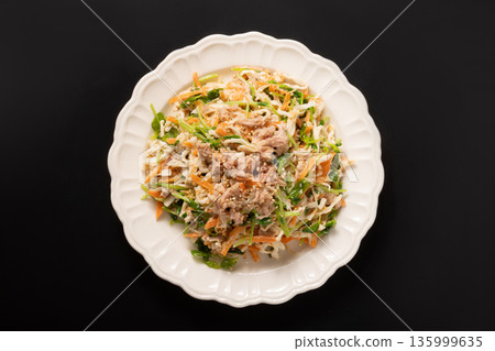 什錦沙拉(白蘿蔔乾、鮪魚、豌豆苗、胡蘿蔔) 什錦沙拉(白蘿蔔乾、鮪魚、豌豆苗、胡蘿蔔) 135999635