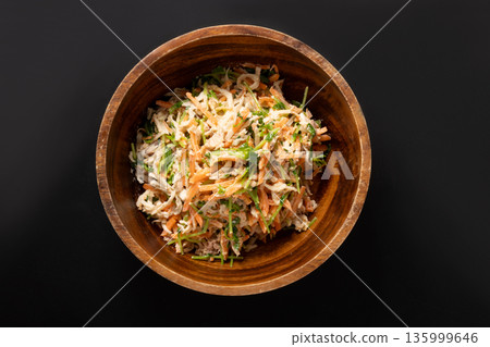 什錦沙拉(白蘿蔔乾、鮪魚、豌豆苗、胡蘿蔔) 什錦沙拉(白蘿蔔乾、鮪魚、豌豆苗、胡蘿蔔) 135999646