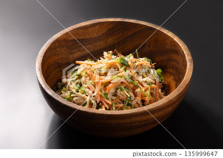什錦沙拉(白蘿蔔乾、鮪魚、豌豆苗、胡蘿蔔) 什錦沙拉(白蘿蔔乾、鮪魚、豌豆苗、胡蘿蔔) 135999647