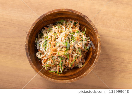 什錦沙拉(白蘿蔔乾、鮪魚、豌豆苗、胡蘿蔔) 什錦沙拉(白蘿蔔乾、鮪魚、豌豆苗、胡蘿蔔) 135999648