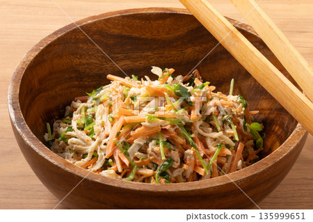 什錦沙拉(白蘿蔔乾、鮪魚、豌豆苗、胡蘿蔔) 什錦沙拉(白蘿蔔乾、鮪魚、豌豆苗、胡蘿蔔) 135999651