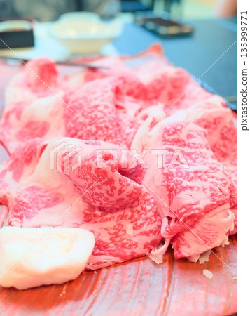 大理石紋牛肉的特寫照片 大理石紋牛肉的特寫照片 135999771