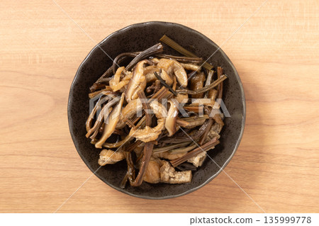 蕨菜、香菇、炸豆腐、燉菜 135999778
