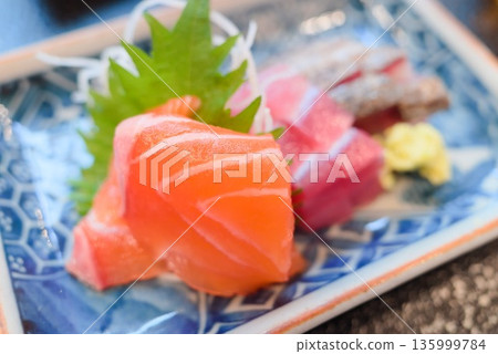 一張日式食物圖片,特寫鏡頭展示了各種生魚片。 一張日式食物圖片,特寫鏡頭展示了各種生魚片。 135999784