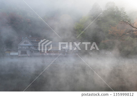 Lake Kinrin shrouded in morning mist Lake Kinrin shrouded in morning mist 135999812