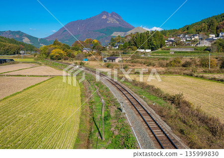 Mount Yufu on a sunny day Mount Yufu on a sunny day 135999830
