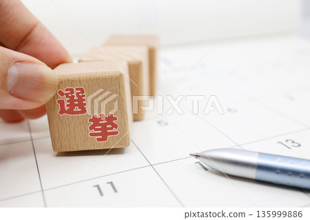 日曆上標示選舉區域和投票日期。 日曆上標示選舉區域和投票日期。 135999886