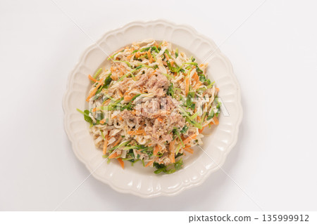 Tossed salad (dried daikon radish, tuna, pea sprouts, carrots) Tossed salad (dried daikon radish, tuna, pea sprouts, carrots) 135999912