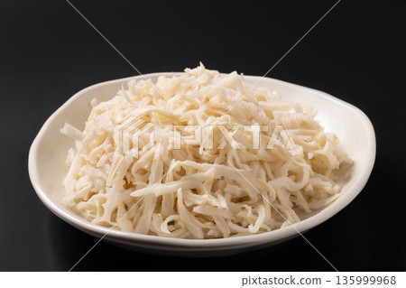 Dried strips of daikon radish (rehydrated) 135999968