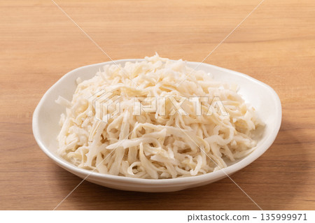 Dried strips of daikon radish (rehydrated) Dried strips of daikon radish (rehydrated) 135999971