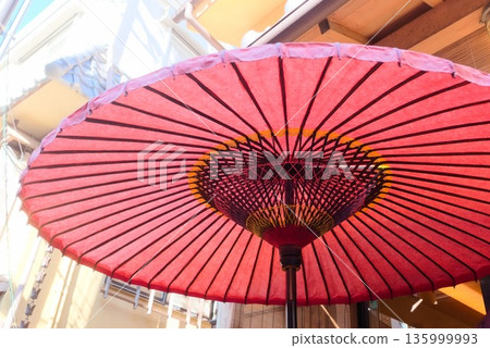街角一幅日式設計圖,抬頭望向日式雨傘。 街角一幅日式設計圖,抬頭望向日式雨傘。 135999993